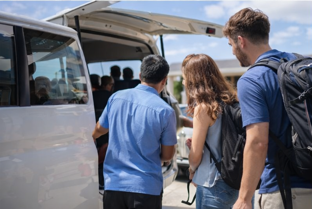 보홀 공항 픽업 차량에 여행자 짐을 싣는 모습과 전용 밴 서비스