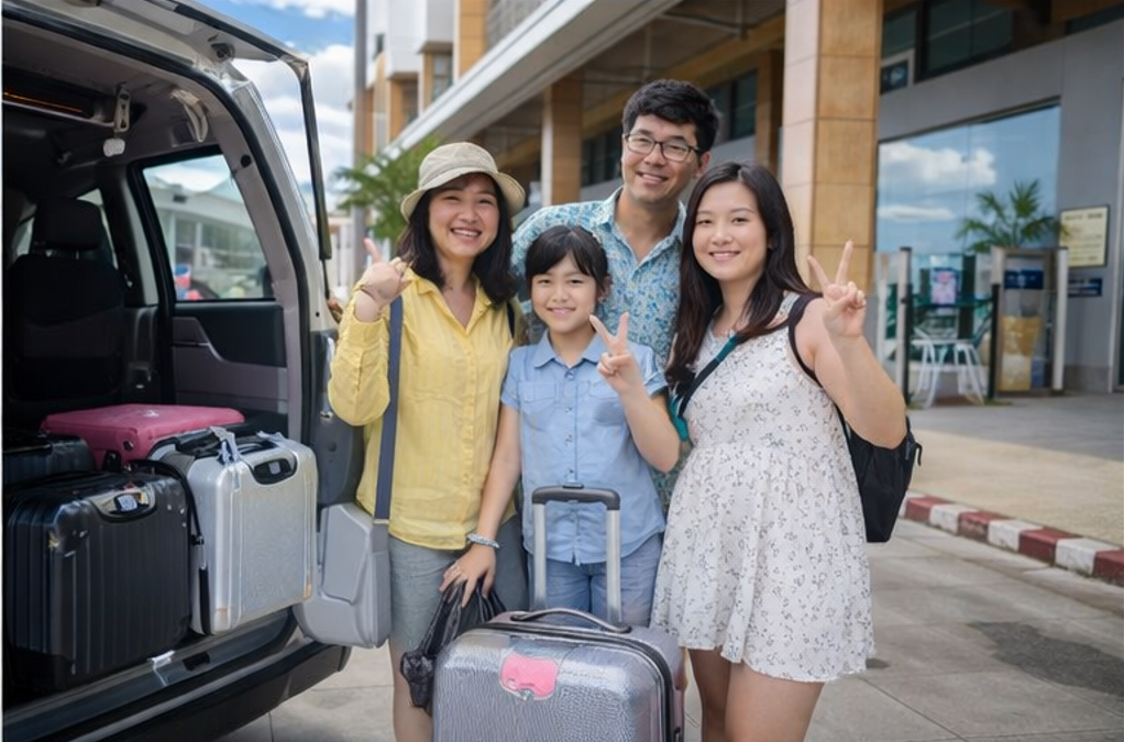 보홀 공항 픽업 차량 앞에서 기념사진을 찍는 가족 여행객